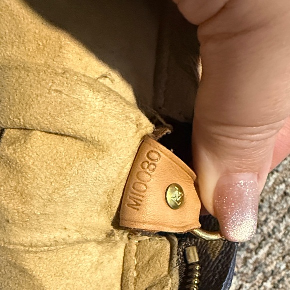 Louis Vuitton Monogram Looping - Picture 4 of 16